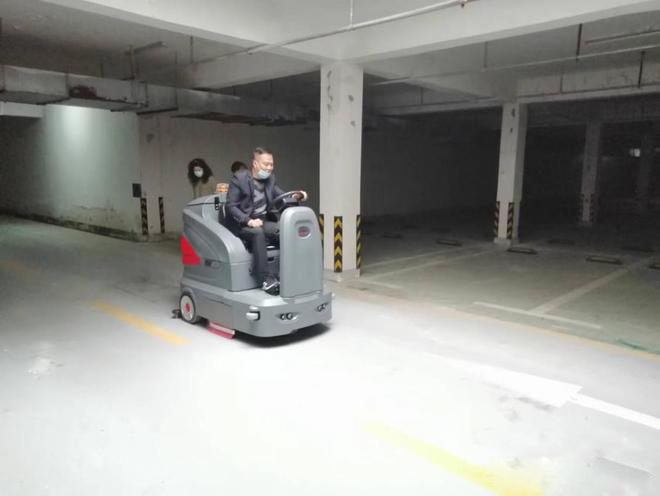 梁平小区物业保洁不用人力改用驾驶式洗地机了